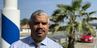 Minister Bikker kier pa hefe di NCTVI Dolfi Richardson duna conseho riba posicion di altocomisario Andrew Hoo.