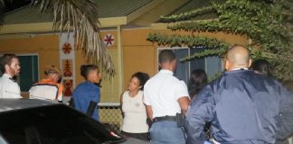 Un persona hinca na lomba y 7 persona deteni den pelea grandi na Sabana Basora.