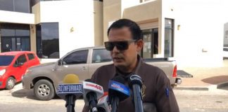 Aduaneronan ta reclama placa di gasolin; Enbes cu Minister cumpli, e ta sinta wak facebook, kico aduaneronan ta skirbi