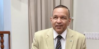 Aruba ta para dilanti un cruzada grandi; Hulanda kier impone Rijkswet y maneha Aruba desde Den Haag.