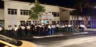 Richi Danies deteni; E grupo a wordo movi for di dilanti Parlamento