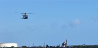 Extra oficial: Dos morto y dos herido den helikopter militar cu a baha den lama den cercania di Aruba