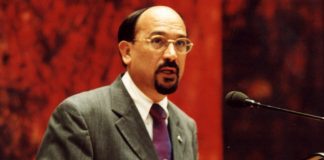 “Awe 13 di juli ta recorda cu 30 aña pasa mi a firma pa kita e fecha di Independencia 1996 for di den Statuut”