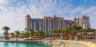 Un adolescente a wordo viola den un hotel pa 30 homber.