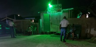 Atracadonan arma a bay cu un caha di placa cu 100 florin aden y a perde mayoria di e placa na caminda.