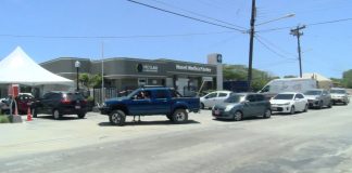 CENTENARES! Hopi auto na clinica di dokter Jagua pa drive thru covid test