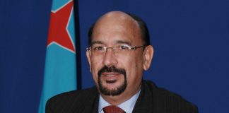 Nel Oduber na un tal Hessles: Bay busca otro lomba politico di esnan rond di bo pa subi