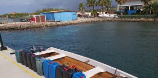 Boto gara cu ilegal a tira varios jerrycan na awa cu gasolin y droga