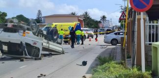 Truck a bolter ariba Prof. Lorentzstraat lagando chauffeur herida atras