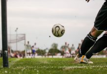 E gol antideportivo di un futbolista cu ta causa polemica na Spaña