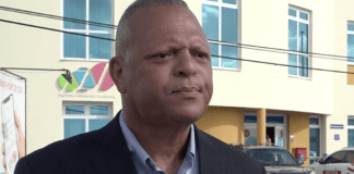 Melvin Tromp di AVP: Minister Dangui ta haci loke su Papa Nel a haci p’e y su ruman den pasado