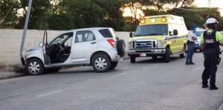 Distraccion a causa cu chauffeur a bay dal contra un palo di luz.