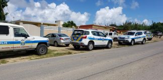 Varios unidad policial a bay Rooi Afo pa problema serio entre pareha.