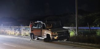 Auto a pasa ariba palo di luz benta ariba Green Corridor, kibrando un wiel por completo