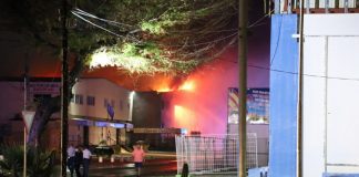 Candela grandi a destrui warehouse por completo den Italiëstraat