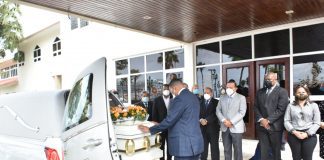 Parlamentario Hendrik Tevreden (MEP): Awe Parlamento a rindi tributo na un politco di gran trayectoria y experiencia. Sr. Benedict Nisbet