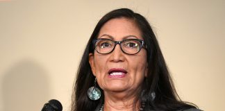 Ta reporta designacion di Deb Haaland como secretaria di Interior di Biden.