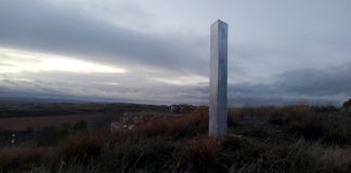 E misterio di monolitonan ta yega Spaña: Ta localisa un den ruinanan di un misa y autoridadnan ta pidi pa no bay bishit’e