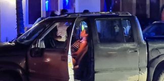 Durante un caso di hit and run, spiel di auto a spart y corta un dama.