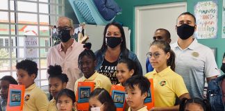 Divi & Tamarijn All Inclusive a haci un bunita donacion di tablets na muchanan di scol