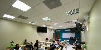 Analista Politico Karel Arends a duna charla pa studiantenan di OGM na Universidad di Aruba