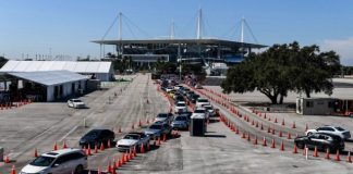 Hard Rock Stadium na Miami Gardens a bira un centro di vacuna drive thru, otorgando 1000 vacuna pa dia