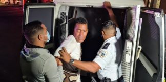 Chauffeur burachi a causa accidente y menasa polis cu morto.