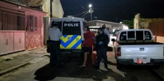 Dama na estado maltrata, un homber a wordo deteni