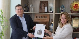 Prome Minister Evelyn Wever-Croes: Entrega Di Disertacion Di Sr. Kris Croes Cerca Gobierno Di Aruba