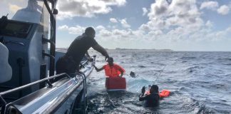 Catamaran a bolter pabao di Aruba y dos persona a wordo rescata