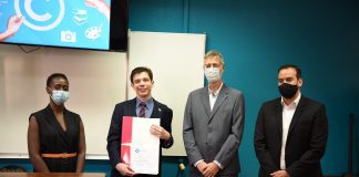 A gradua di Universidad di Aruba, Sr. Bryan Do Nacimento