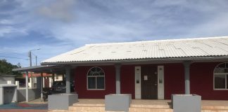 Ta huur spot commercial na Sta Cruz riba caminda principal