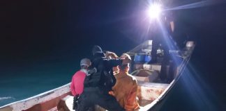 Kustwacht a persigui boto Venezolano cu a trece ilegal na Arashi; A tira riba riba motor p’e para