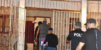 Polis a drenta dos cas den marduga, buscando atracadornan