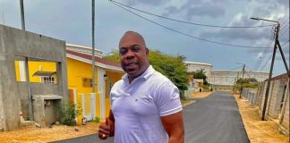 Alan Howell, lider di POR; Otro bario a haya asfalt, tiki tiki nos ta logrando