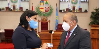 Minister Xiomara Maduro a haci entrega di Presupuesto 2021 na Parlamento di Aruba