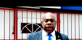 Placa cu a bay pa cuenta di Howell, ta pagonan cu Howell a duna voorschot na trahador; tur cos ta nechi nechi administra