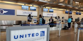 United Airlines a nenga Arubiano subi avion, exigiendo test di PCR; contra tur regla