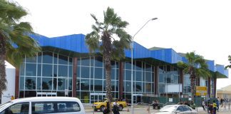 Empleado den posicion halto na Airport deteni