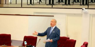 Andin Bikker: Gradici pa por a sirbi nos Pueblo den politica desde 1997