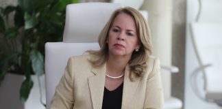 Prome Minister Evelyn Wever-Croes: Premier Evelyn Wever-Croes ta denuncia mentiranan di Benny Sievinger di AVP