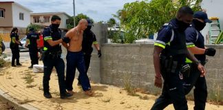 Problema entre bisiña a termina den detencion di un conoci di polis