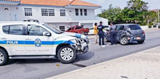 Chauffeur herida despues cu auto di polis a dal contra su Suzuki Swift na altura di Linear Park