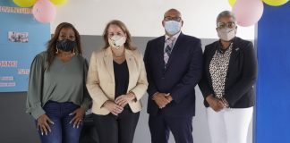 Prome Minister Evelyn Wever-Croes: St. Franciscus College ta bira e di 4 scol pa ricibi borchinan digital di e proyecto E-Learning