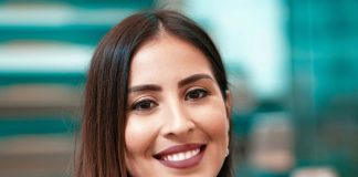 Dr. Dellanire Maduro: Mi lo continua traha pa mi pais di un forma diferente. A person smiling for the camera Description automatically generated with low confidence