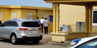 Parlamentario Benny Sevinger a wordo deteni bebiendo koffie