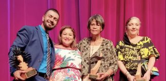 Pabien na Cas di Cultura, sra. Marlene ‘Lenie’ Henttu-Jeandor y sr. Jhon Freddy Tobon Montoya cu nan reconocemento en coneccion cu Dia Mundial di Teatro