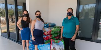 Aruba Bank ta haci donacion na Hope for Paws Aruba