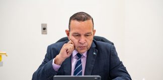 Mike Eman a core bandona sala pa no scucha su desaster