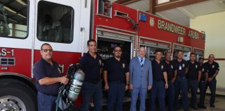 Minister Andin Bikker a entrega ekiponan nobo na Cuerpo di Bombero